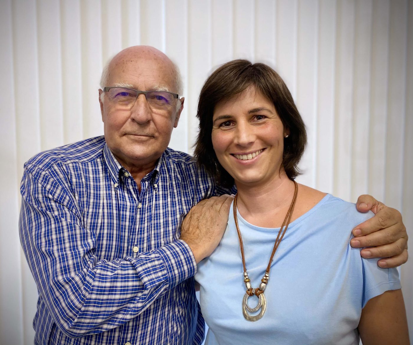 Maite Goicoechea con su padre, el neurólogo Arturo Goicoechea